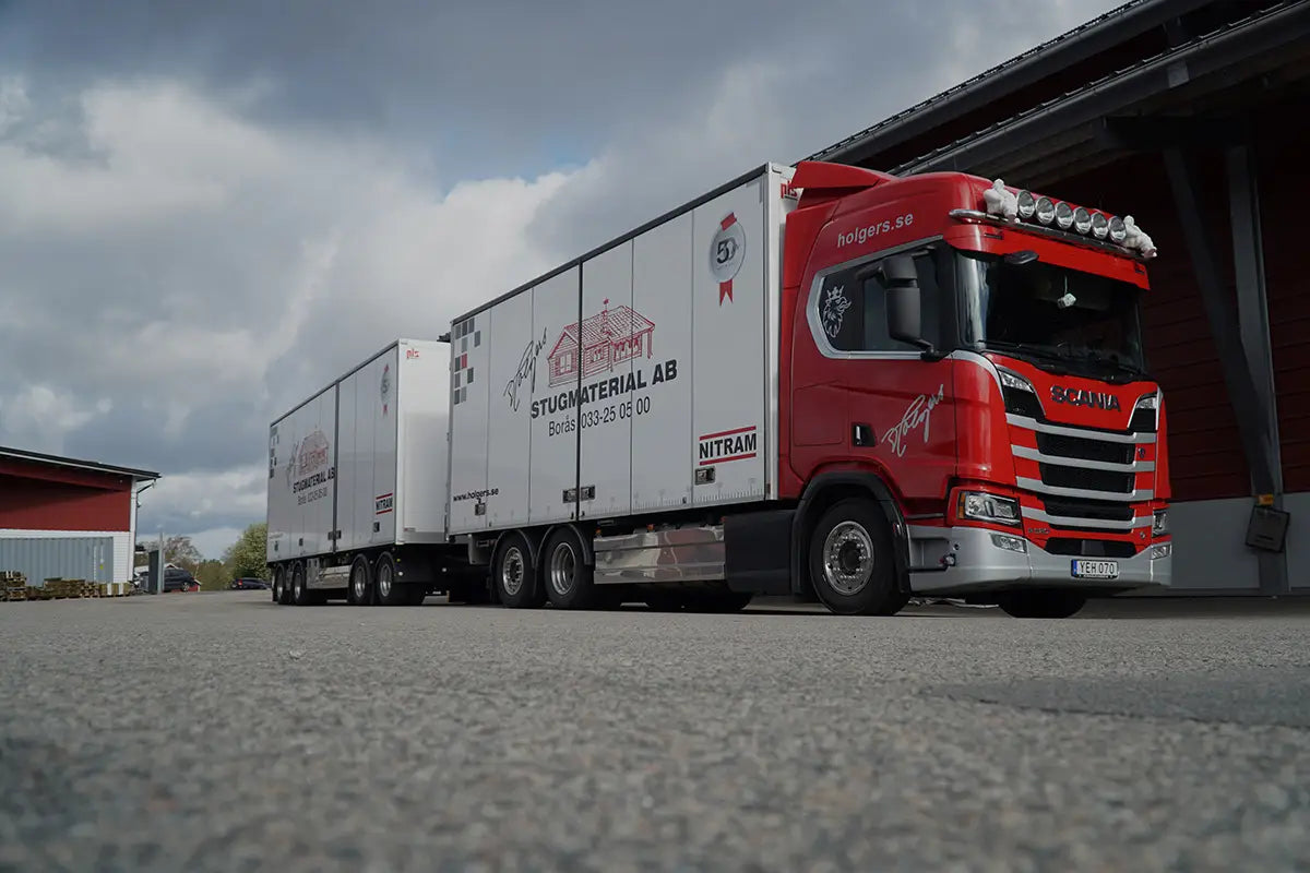 Bakgrundsbild för tjänsten transport. Holgers erbjuder hemleverans av byggmaterial, trävaror och verktyg över stora delar av Sverige.